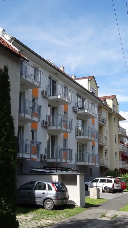 Sweet Home Apartment Győr Exteriör bild